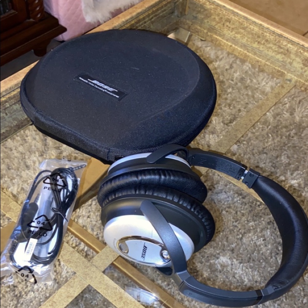 Bose- Noise-canceling, wired headphones. UNISEX.